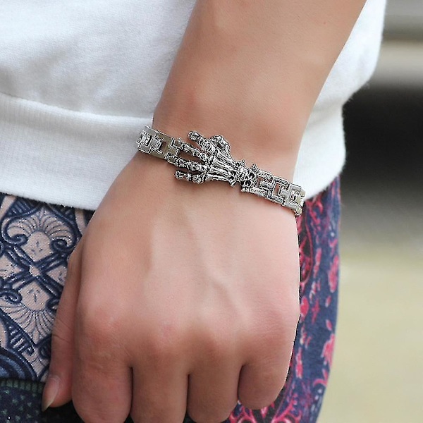 Retro armband i titanstål med handformade skelettaccessoarer