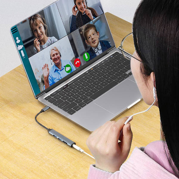 Fem-i-ett multifunktionell kortläsare expansionsdocka bärbar dator hörlurar höghastighets USB expansionsdocka (grå)