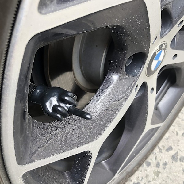 100% Ny 4 Mellanfinger Ventilstammlock Rolig Prank Däcklock för Bil Cykel（Blandad färg）