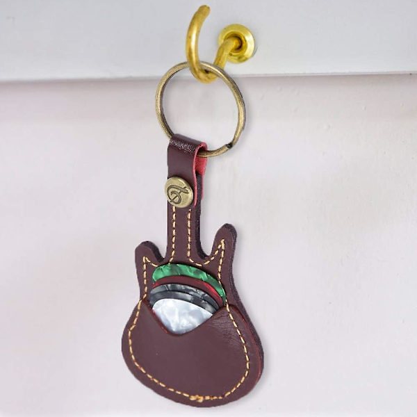 Gitarformet plekterholder, bærbar gitarplekterholder nøkler nøkkelring etui veske skinnetui for gitarplekter med 5 fargerike gitarplekter for