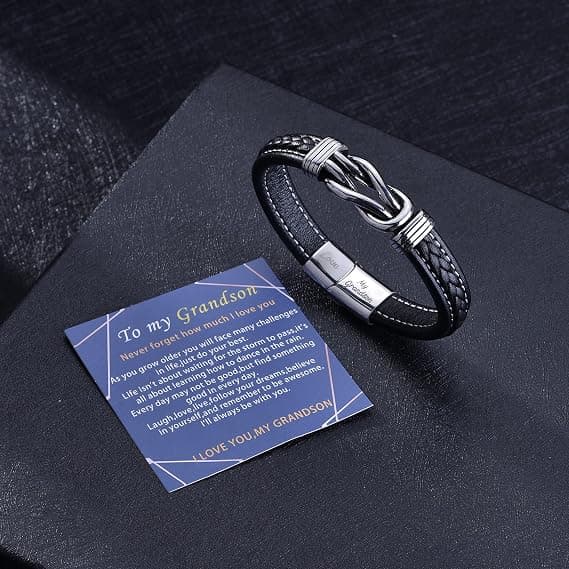 Et flettet læderarmbånd, også velegnet som gave til mænd.