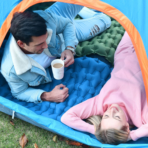 Puhallettava makuualusta telttailua varten tyynyllä, sisäänrakennettu jalka