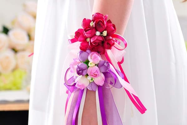 6 stk. tilfeldig stofffarge simulerte perleblomster armbånd bryllup