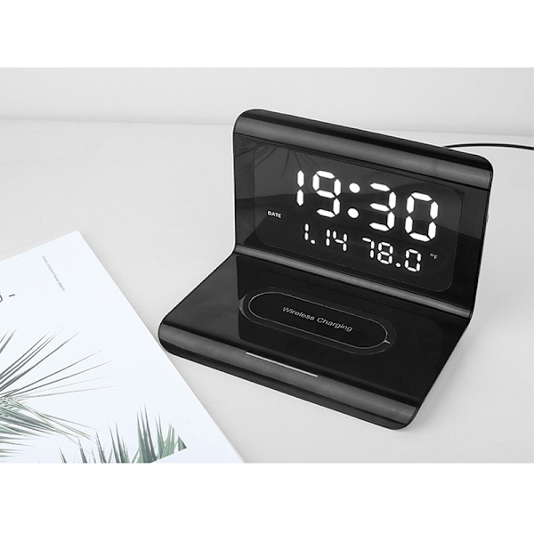Skrivbordsklocka med Multi-Enhetskompatibilitet: Digital Display Snabb Trådlös Laddning, 3 i 1 Väckarklockor Radio för Sovrum (Svart)