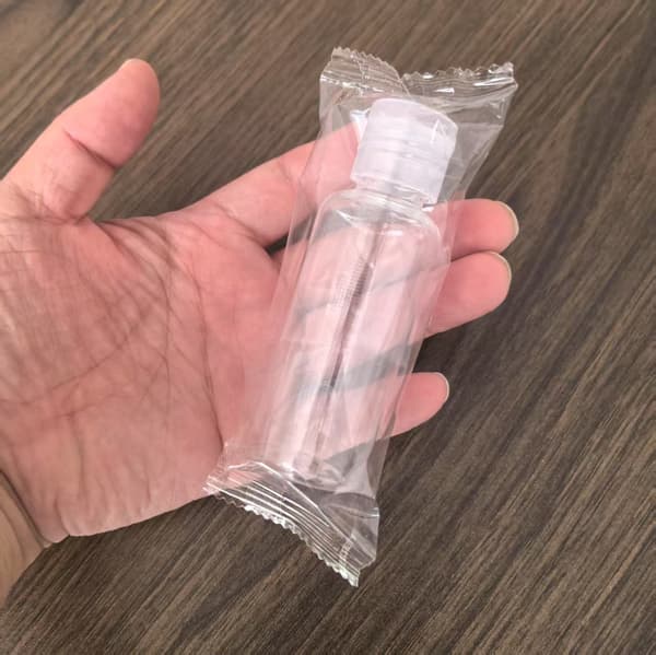 2-pack 50 ml plastflaskor PET genomskinliga påfyllningsflaskor med fjärilslock, flip-top lotionflaskor, kosmetiska påfyllningsflaskor