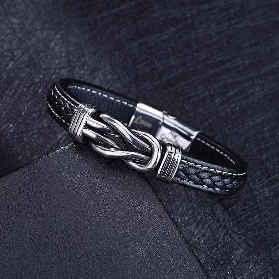 Et flettet læderarmbånd, også velegnet som gave til mænd.