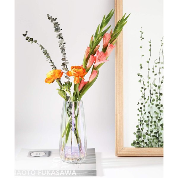 Handgjord heminredning, klar glasvas för blommor prydd med enkel stilren design idealisk som bröllopsdekoration eller kontorsinredning