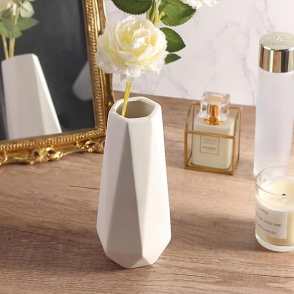 Matt Vit Finish Vas Set För Vardagsbruk, Stilrena Vasar Förhöjer Ditt Vardagsrum Eller Kontor Med En Chic Matt Vit Finish, Geometrisk Design