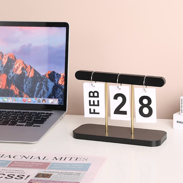 Moderne minimalistisk trepynt - evighetskalender Svart