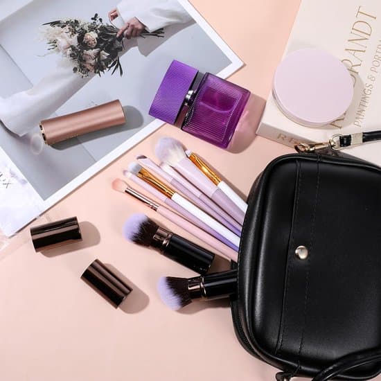 Retractable Makeup Brushes, 2 Foldable Blush Brushes with Protective Lids, Portable Powder/Kabuki Brushes for Contouring and Concealing