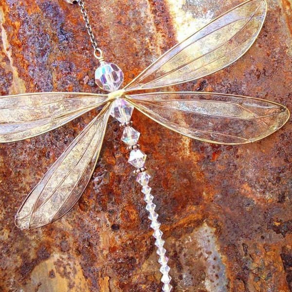 Libelle Solfanger - Glitrende Krystall - Realistisk Libelledesign - Lysbrytningseffekt