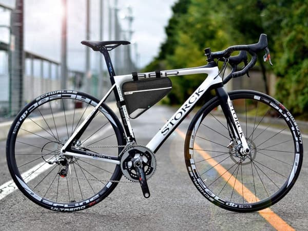 Taske under rammen til cykel