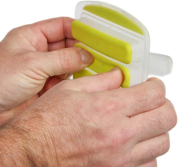 Tre smala silikonformar för isbitar, perfekta för sport- och vattenflaskor, med lock (blå, orange, grön)