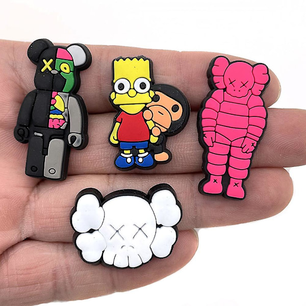 18 kpl Kaws-kenkäkoristeita, muotikenkien koristeet DIY Croc Clog -sandaaleihin, rannekoruihin, rannekkeisiin, koristeellisiin asusteisiin, juhlapalveluksiin