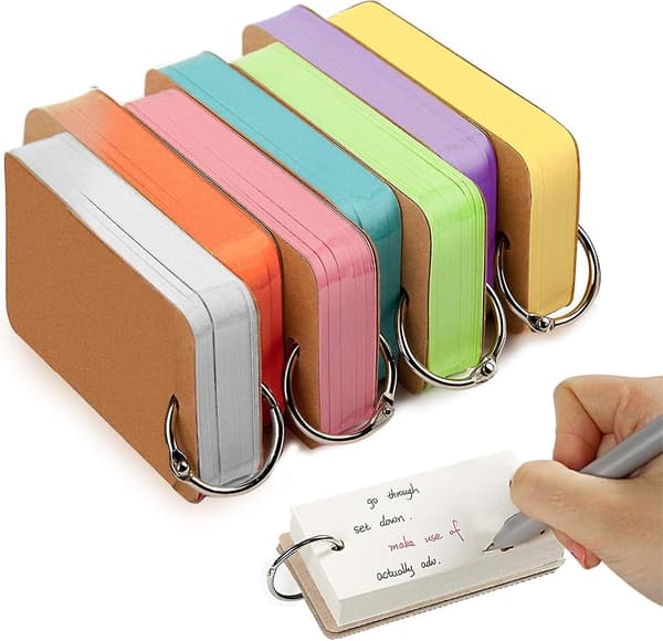 7 sæt ordforrådsflashcards med ringe, i alt 350 kort, og en lille notesbog til PM.