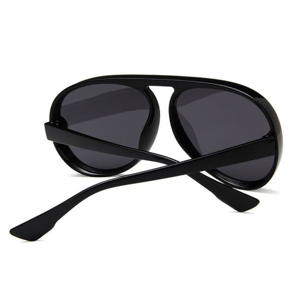 Mustat Aviator-pilottiaurinkolasit tummilla linsseillä