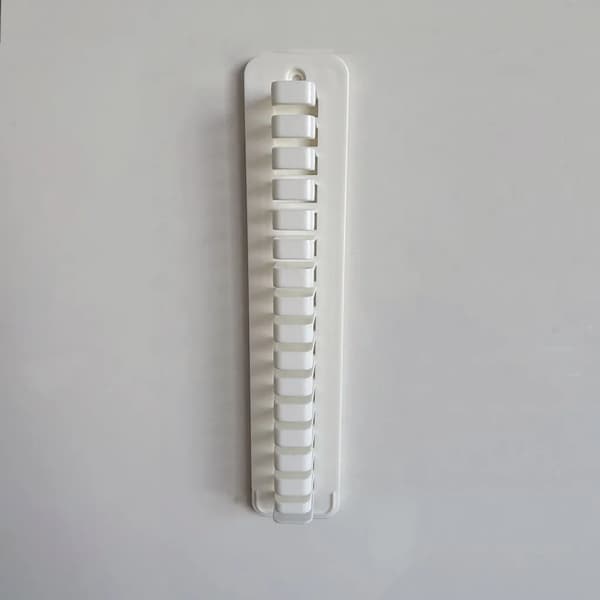 Wall-mounted storage shelf, large capacity, easy to install, compact hat storage and display shelf