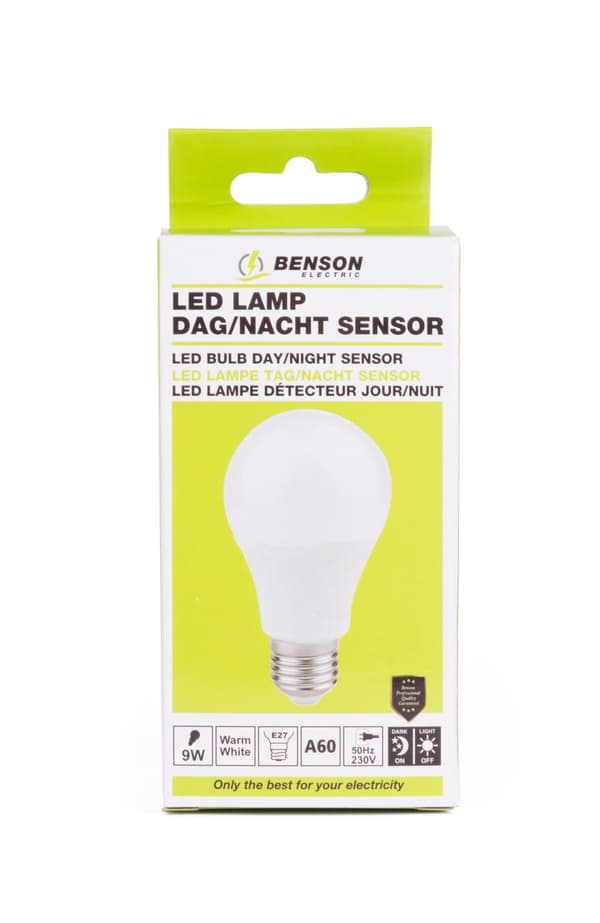 LED-lampe E27 A60 9 W + dagslyssensor varmhvit