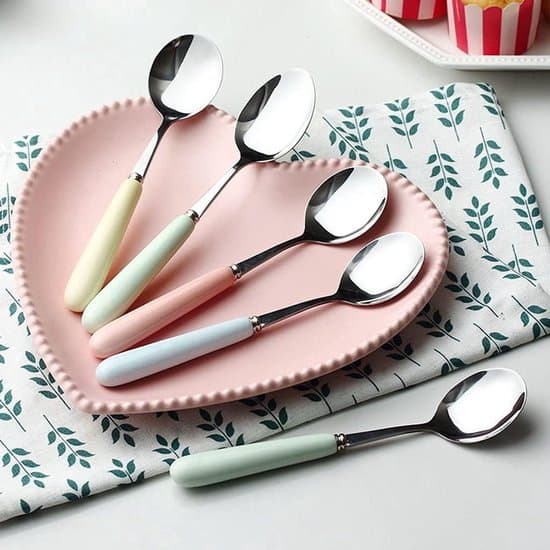 sett med 4 skjeer i rustfritt stål med keramiske håndtak, perfekt for servering av desserter, iskrem, sauser, etc.