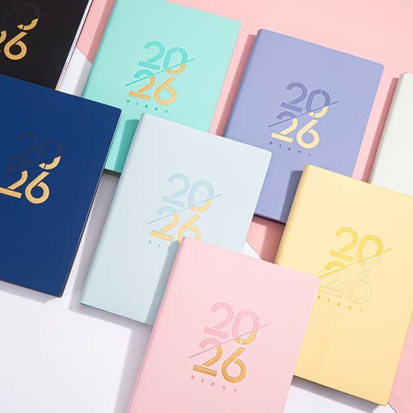 A5-planlægger, 2026-kalender, engelsk planlægger, 156 sider, én side pr. dag, guldfolieomslag (sort) sort black