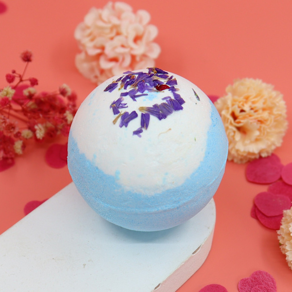 Freesia badebombe med tørrede blomster – 100g, frisk aromaterapi-brusetablet