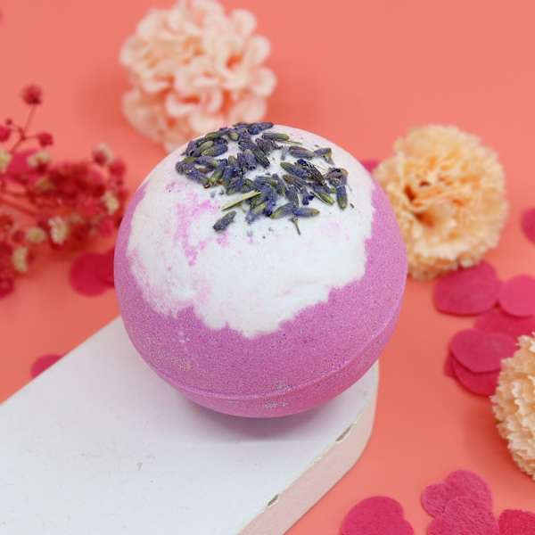 Lavendel badebombe med tørkede blomster – 100g, avslappende aromaterapi-brus