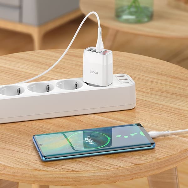 hoco. C93A lader med tre porter og digitalt display for Apple Andr