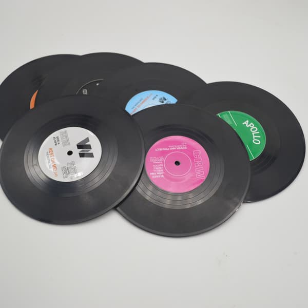 Setti, jossa 6 retro mustaa CD-lasinalusta, lasinaluset, juoma-aluset