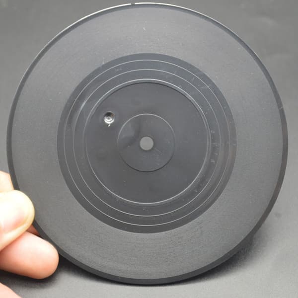 Setti, jossa 6 retro mustaa CD-lasinalusta, lasinaluset, juoma-aluset