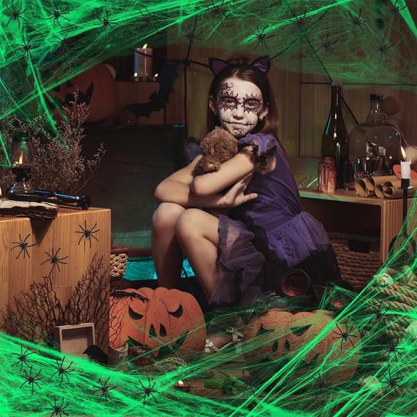 Selvlysende edderkoppespind til Halloween-dekoration 300g, strækbart edderkoppespind med 60 sorte edderkopper til indendørs og udendørs brug i hjemmet, haven og til fester