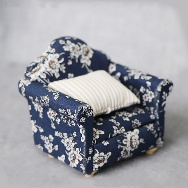 Lantlig Stil Armstol Mini Soffa Dockhus Miniatyr Soffa och Set Träsimuleringsmöbler Flickors Favoritpresent White flower on blue background