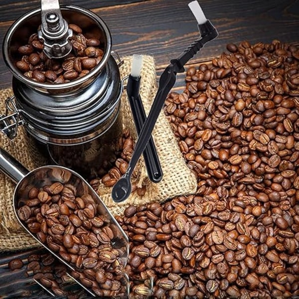Sarja, jossa 4 espressokoneen kahvinpuhdistusharjaa ja puukahvat