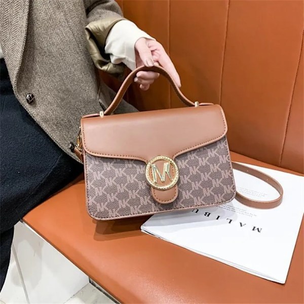 Uusi muotimerkki Kirjaimet Käsi Bill Olkapää Pieni neliön muotoinen laukku Käsilaukku Yksinkertainen tekstuuri Messenger-laukku Designer Naisten laukku Karl-laukku Karl bag(.321) 23x16x8 cm(.321)