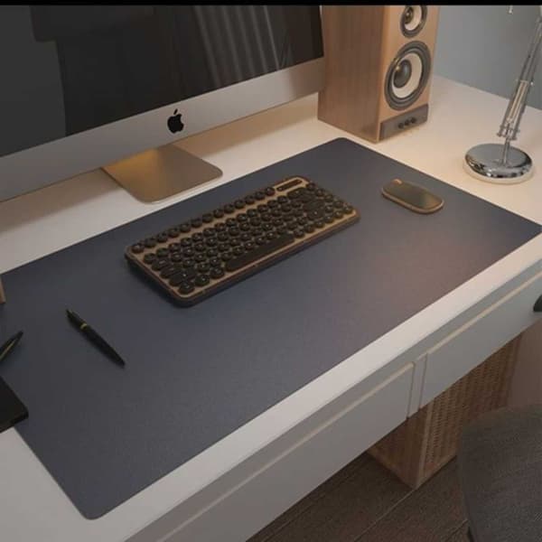 Mørkeblått skrivebordsunderlag Deskmat 70x35 cm PU-lær blå