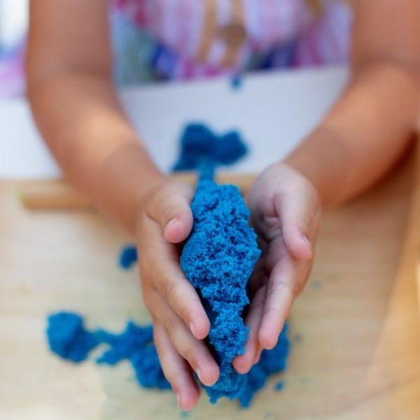Magic Sandbox | 2kg muovattavaa hiekkaa luovaan leikkiin | Lomakkeet ja työkalut monivärinen
