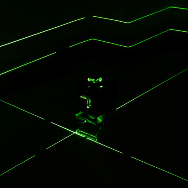 16-linjainen laserpassi | 4D 360° Cross laser 2 paristolla ja 3 kannakkeella musta