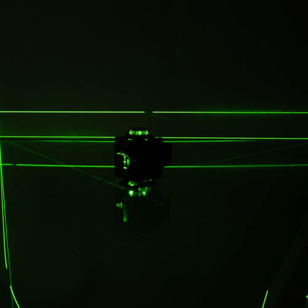 16-linjainen laserpassi | 4D 360° Cross laser 2 paristolla ja 3 kannakkeella musta