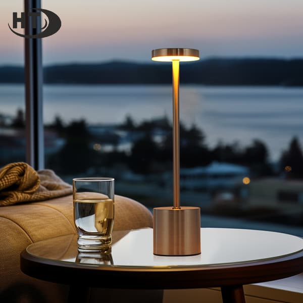 Uppladdningsbar LED Bordslampa i Metall Guld