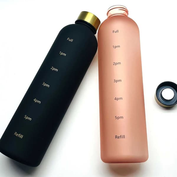Minimalistisk motiverende vandflaske med tidsmarkør 1000ml beige pink