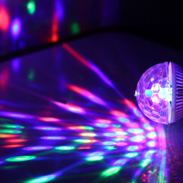 Pyörivä Disco RGB E27 LED-lamppu monivärinen