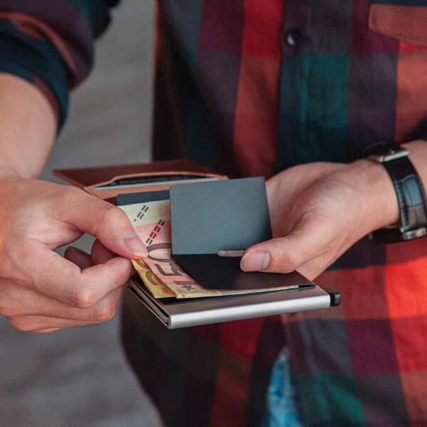 Kolfiber Pop-up Korthållare med RFID Skydd PU Svart svart