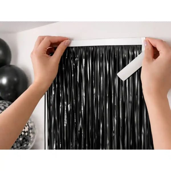 Sort foliegardin med selvklebende tape – festdekorasjon til bursdag og event