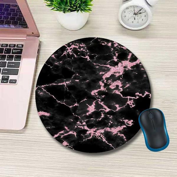 Myk rund musematte med trykk svart rosa marmor 20cm svart