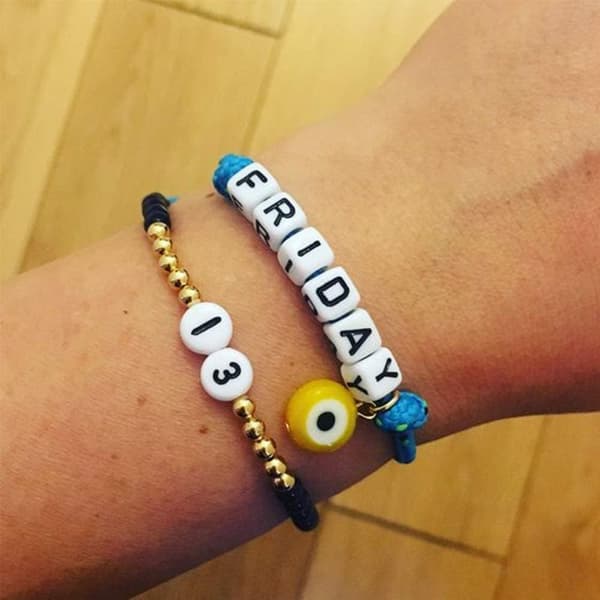 DIY Bogstavsperler – Smykkesæt med 1200 Perler og Elastisk Tråd til Armbånd