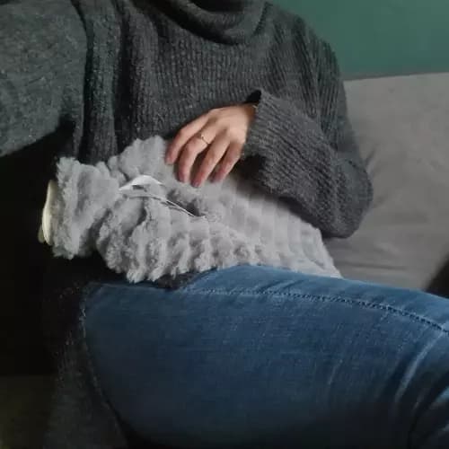 2L lämmityspullo fluffy-kotelolla | Iso kuumavesipullo muhkealla kannella harmaa