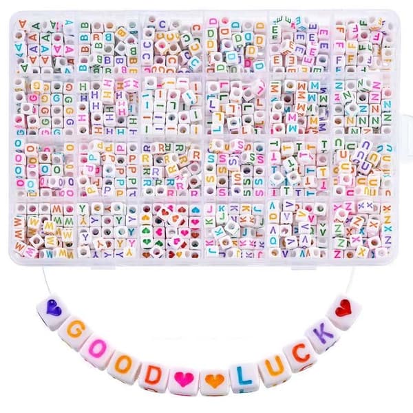DIY Bogstavsperler – Smykkesæt med 1200 Perler og Elastisk Tråd til Armbånd