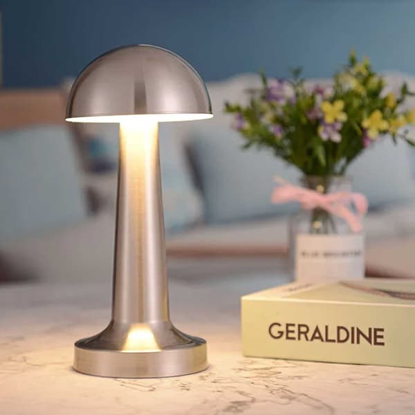 Retro genopladelig bordlampe med metaldæmper sølv sølv