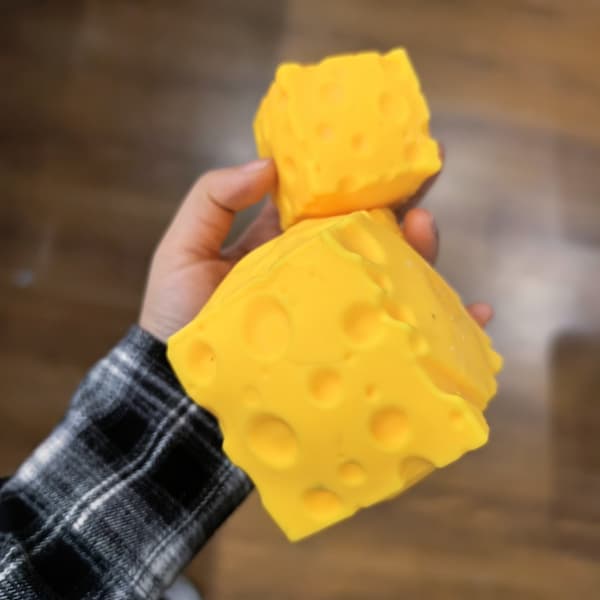 Blød Gul Ost Squishy - 5 cm Langsomt Stigende Stresslegetøj, Sensorisk Klemmebold & Dekompressionlegetøj til Børn og Voksne