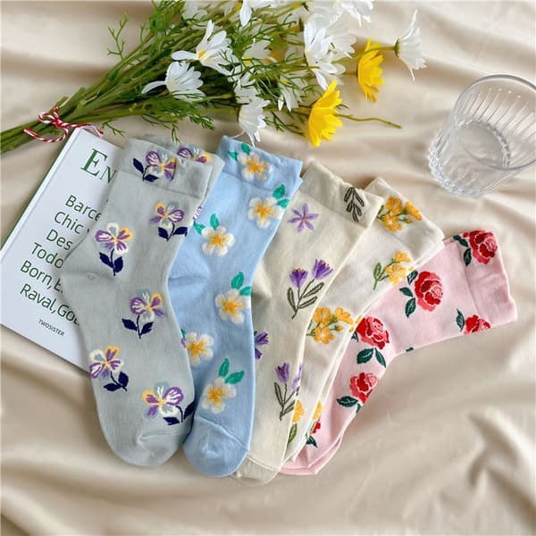 Søde pigesokker, preppy stil, små blomstrede mellemhøje sokker