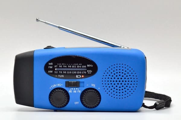 Håndsveiv solcelleladeradio Mini nødradio med lysfunksjon (BLÅ-AM/FM/NOAA 600mah)
